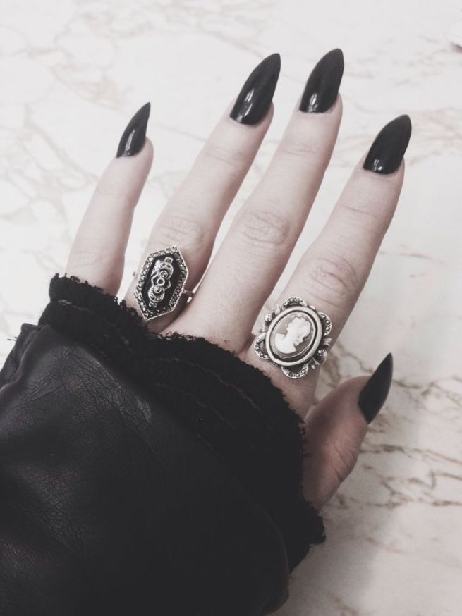 black-nails-tumblr-nails-stiletto